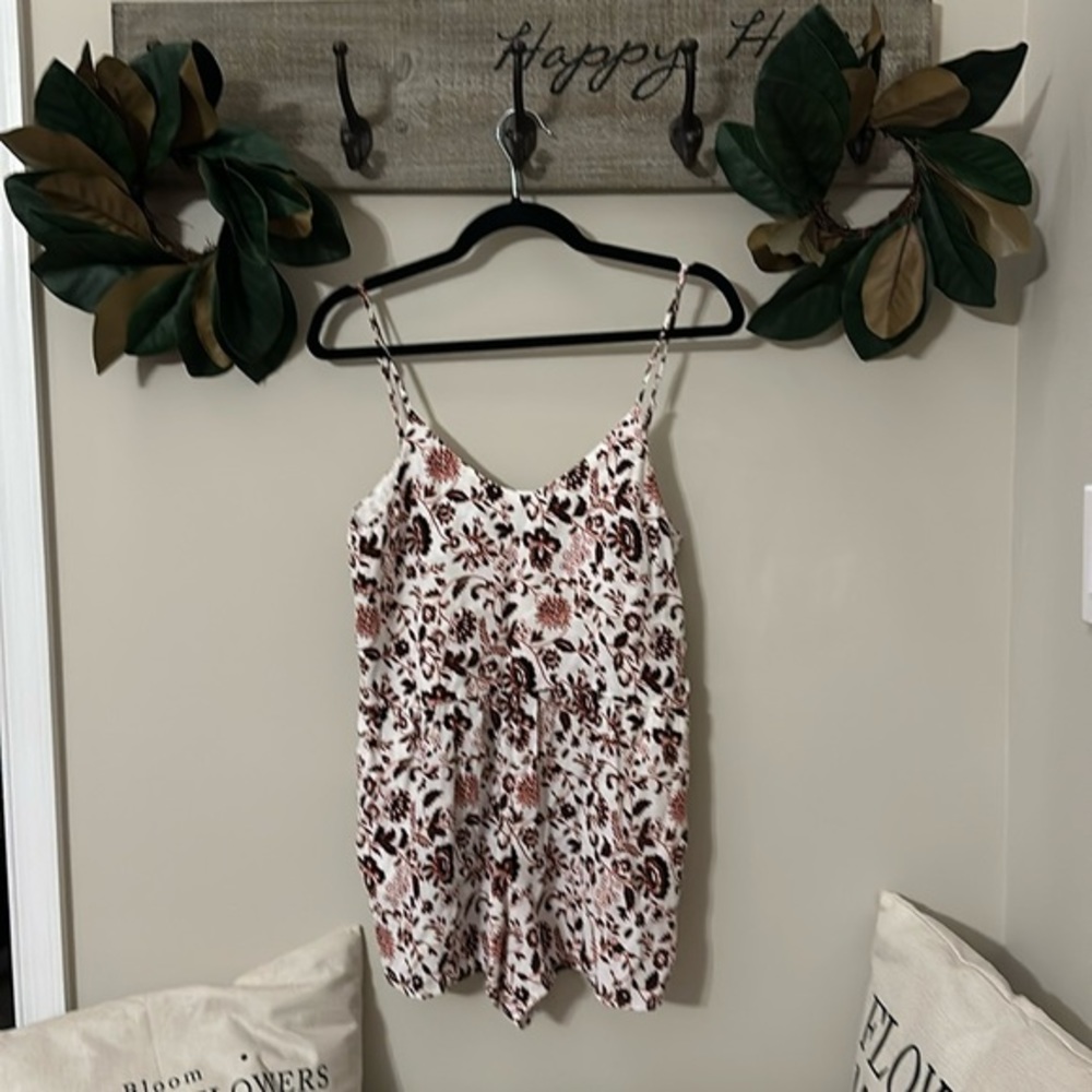 EUC Loft Floral Loose Romper with pockets in small petite